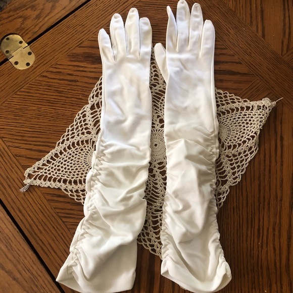3/4 Length Vintage White Gloves - Picture 6 of 12